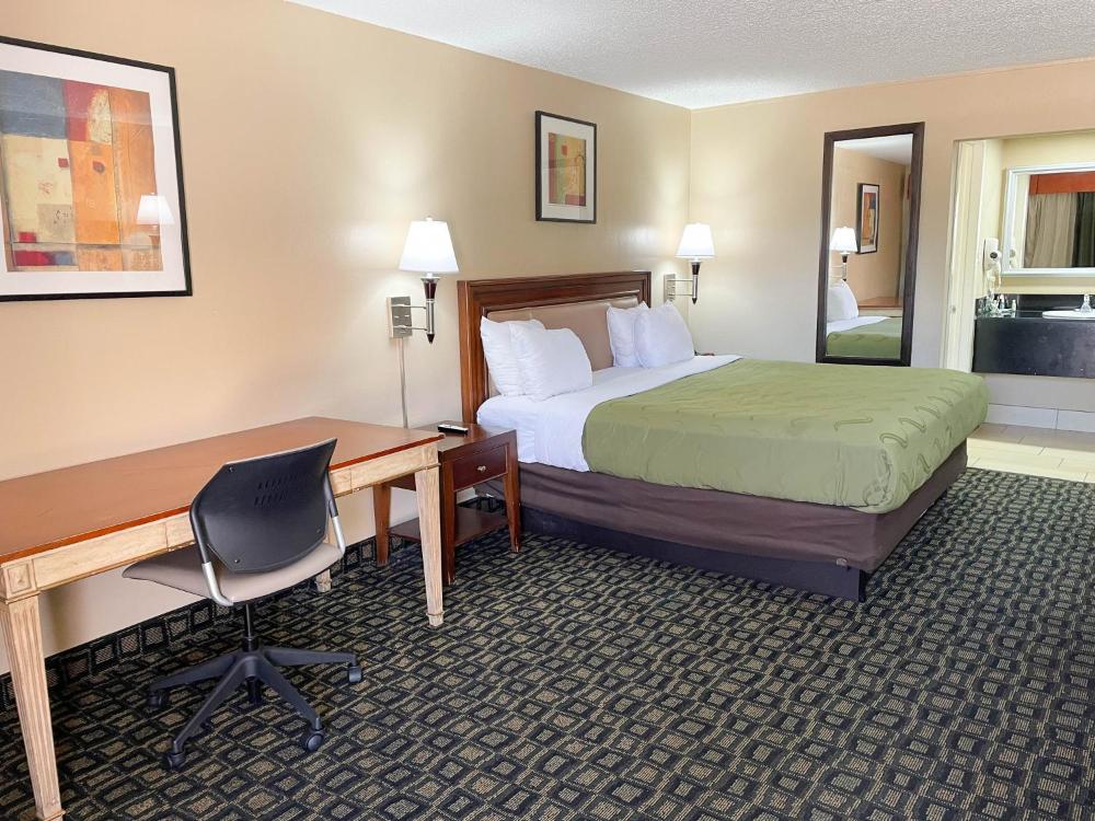 King Room with Roll-in Shower - Disability Access - Non-Smoking interior